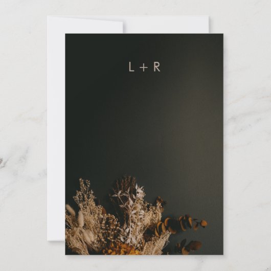 Moody Modern Dark Boho Rustic Floral Wedding Einladung (Rückseite)