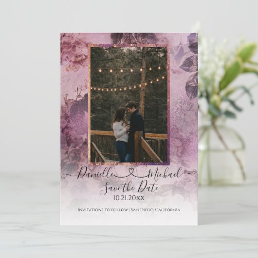 Moody Modern Floral Lila Script Foto Herz Save The Date (Stehend Vorderseite)