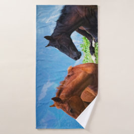 Moody Mountain Horses: Eine Reise in die feine Kun Badehandtuch