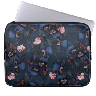 Moody, Painterly Watercolor Florals und Berries Laptopschutzhülle