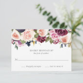 Moody Plum Floral und Fig Wedding RSVP Karte (Stehend Vorderseite)