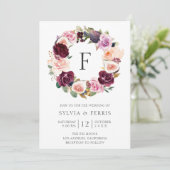 Moody Plum Floral und Fig Wreath Monogram Wedding Einladung (Stehend Vorderseite)