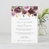 Moody Plum Floral Wedding Einladung (Stehend Vorderseite)