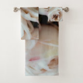 Moody Soft Pink Roses Elegante Minimal Shabby Chic Badhandtuch Set (Insitu)