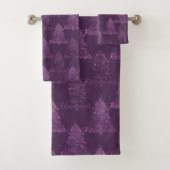 Moody Tree Pattern | Lila Weihnachtsfest in Deep P Badhandtuch Set (Insitu)