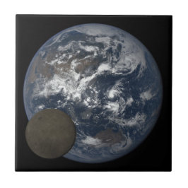 Moon bewegt sich vor dem DSCOVR-Bild der Erde Fliese