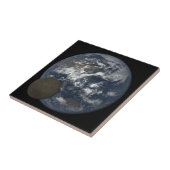 Moon bewegt sich vor dem DSCOVR-Bild der Erde Fliese (Seite)