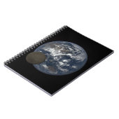 Moon bewegt sich vor dem DSCOVR-Bild der Erde Notizblock (Linke Seite)