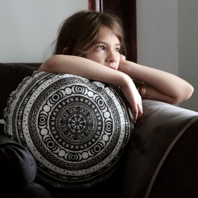 Moon Child Mandala Triple Moon Rundes Kissen (Von Creator hochgeladen)
