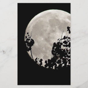 Moon hinter dunklen Blätter