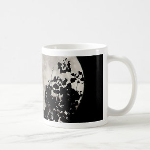 Moon hinter dunklen Blätter Kaffeetasse