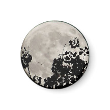 Moon hinter dunklen Blätter