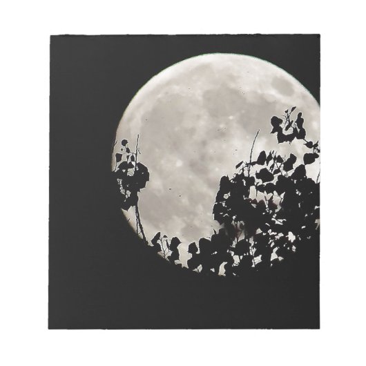 Moon hinter dunklen Blätter Notizblock (Vorderseite)