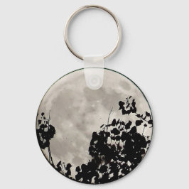Moon hinter dunklen Blätter Schlüsselanhänger