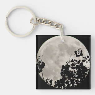 Moon hinter dunklen Blätter Schlüsselanhänger