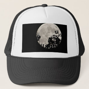 Moon hinter dunklen Blätter Truckerkappe