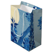 Moon Night Abend Tree Blue Moonlit Mittlere Geschenktüte (Vorderseite Schrägansicht)