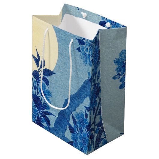 Moon Night Abend Tree Blue Moonlit Mittlere Geschenktüte (Vorderseite Schrägansicht)