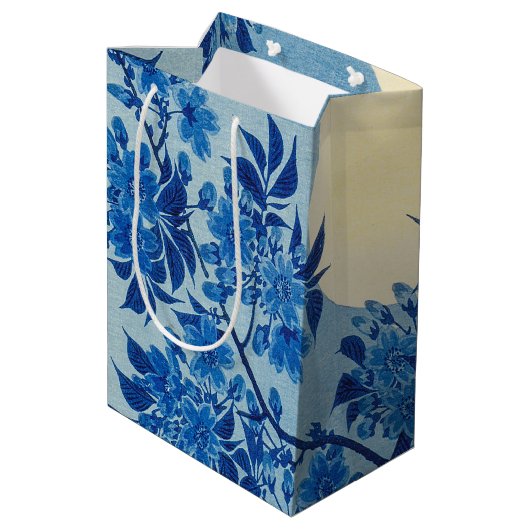 Moon Night Abend Tree Blue Moonlit Mittlere Geschenktüte (Rückseite Schrägansicht)