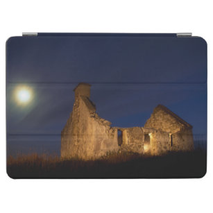 Moon Over Hütte Ruins   Landkreis Galway, Irland iPad Air Hülle