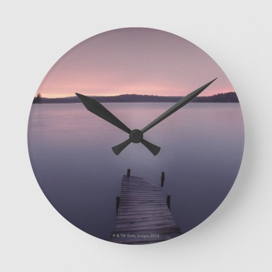Moon Over Lake Runde Wanduhr (Vorderseite)