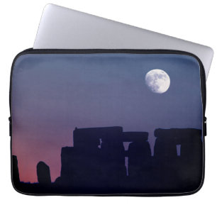 Moon Over Stonehenge   Wiltshire, England Laptopschutzhülle