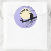 Moon Raven auf einem Zweig mit lila Hintergrund Runder Aufkleber (Tasche)