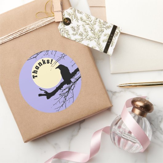 Moon Raven auf einem Zweig mit lila Hintergrund Runder Aufkleber (Schenken)