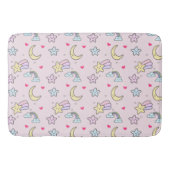 Moon, Stars und Wolken Muster auf Pastellrosa Badematte (Vorderseite)