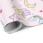 Moon, Stars und Wolken Muster auf Pastellrosa Geschenkpapier (Rolleneckpunkt)