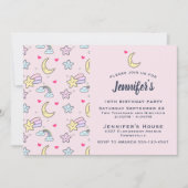 Moon-, Stars- und Wolkenmuster am rosa Geburtstag Einladung (Vorderseite)