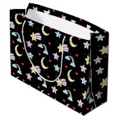 Moon, Stars und Wolkenmuster auf schwarz Große Geschenktüte (Rückseite Schrägansicht)