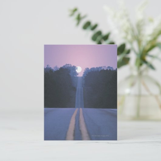 Moon über offene Straße Postkarte (Stehend Vorderseite)