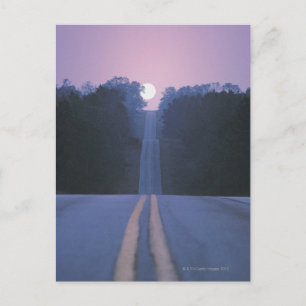 Moon über offene Straße Postkarte