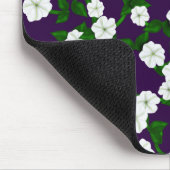 Moonflowers auf tiefer Pflaume Mousepad (Ecke)