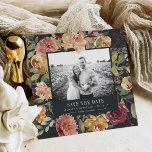 Moonlight Garden Foto Save the Date Karte<br><div class="desc">Moonlight Garden Save the Date Karte im einzigartigen quadratischen Format umrahmt Ihr Lieblings-Verlobung-Foto mit einem Rahmen von lackierten Aquarellfarben-Blume in üppigen Herbsttönen mit Rosa, Bordeaux und Marsala mit dunkelgrünem Blattwerk. Ein ausgeprägter schwarzer Hintergrund sorgt für Tiefe und Eleganz bei Herbst- und Winterhochzeiten. Personalisieren Sie mit Ihren Namen, Hochzeitsdatum und Ort...</div>