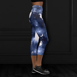 Moonlight Glow Moon Phasen in Sky Clouds Capri Leggings