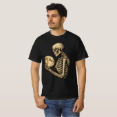 Moonlight Skeleton Holding Full Moon Gothic  T-Shirt (Vorne ganz)