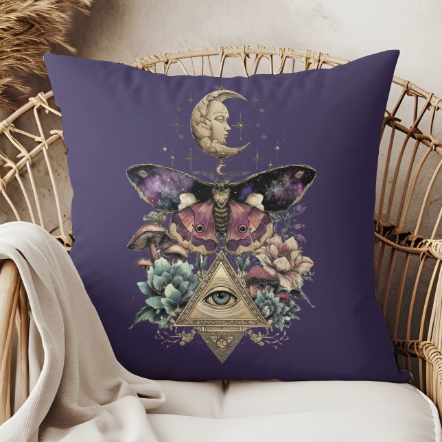 Moonlight Vision Moth – Celestial Lunar  Kissen (Moonlight Vision Moth – Celestial Lunar Throw Pillow in a boho rattan armchair)