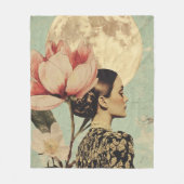 Moonlit Beauty - Frau mit rosa Blume und Mond Fleecedecke (Vorderseite)