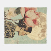 Moonlit Beauty - Frau mit rosa Blume und Mond Fleecedecke (Vorderseite (Horizontal))