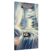 Moonlit Coastal Bedroom with Sleeping Cat Klemmbrett (Rechts)
