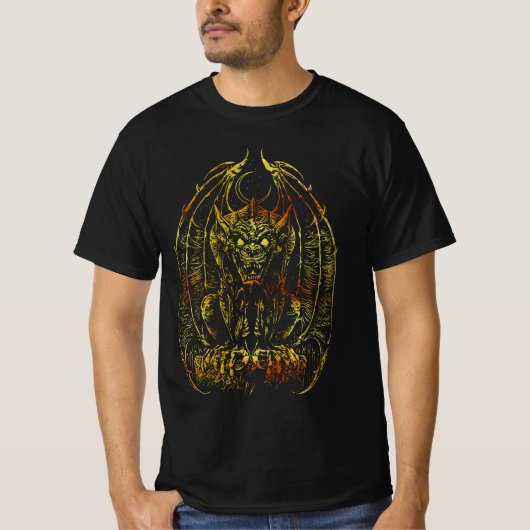 Moonlit Gargoyle: Gotisches Kunstwerk T-Shirt (Vorderseite)
