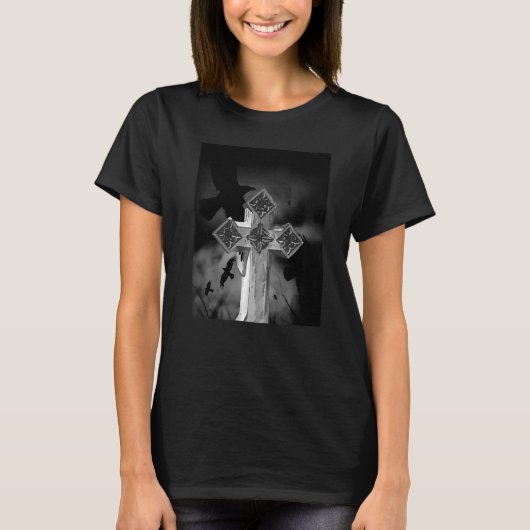 Moonlit Gothic Cross mit Krähen T-Shirt (Vorderseite)