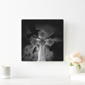 Moonlit GraveYard Gothic Cross mit Krähen Quadratische Wanduhr (Zuhause)