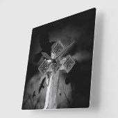 Moonlit GraveYard Gothic Cross mit Krähen Quadratische Wanduhr (Winkel)