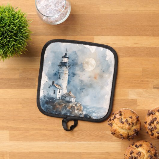 Moonlit Lighthouse an der Rocky Coastline Topflappen (Oben Unten)