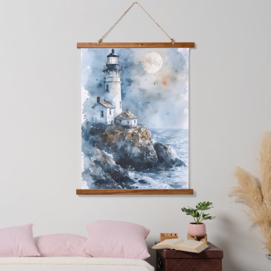 Moonlit Lighthouse an der Rocky Coastline Wandteppich Mit Holzrahmen (Schlafzimmer)