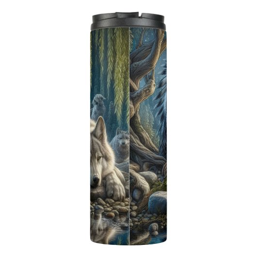 Moonlit Vigil: Frau und Wolf. Thermosbecher (Rückseite)