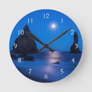 Moonrise-Reflexion über Meeres- und Meeressteine Runde Wanduhr